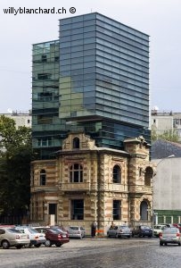 Ancien immeuble de la Securitate, dont les façades ont été conservées pour mémoire du lieu. Nouveau bâtiment: Siège de l'Union des architectes de Roumanie. 22 septembre 2004 © Willy Blanchard