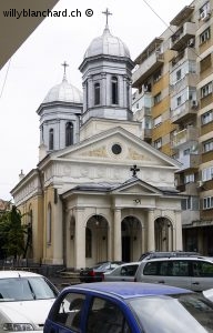 Roumanie, Bucarest. Église orthodoxe perdue dans la ville. 22 septembre 2004 © Willy Blanchard