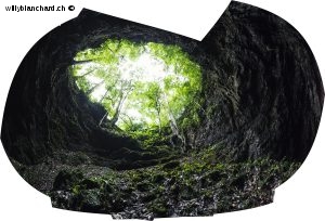 Guatemala, Baja Verapaz, cueva de Chicoy. L'entrée. Panorama. Assemblage de plusieurs images prises avec un objectif 17mm. 27 septembre 2010