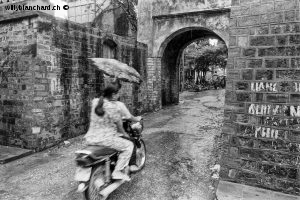 Vietnam, Hanoï. La porte de Ô Quan Chuong ( porte Dông Ha ). Août 1995 © Willy Blanchard