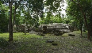 Guatemala, Petén. Site archéologique Maya de Yaxha. Plaza de las Columnas. 18 septembre 2010 © Willy Blanchard