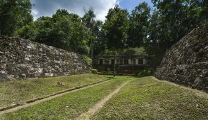 Guatemala, Petén. Site archéologique Maya de Yaxha. Juego de Pelota del Palacio. 18 septembre 2010 © Willy Blanchard