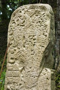 Guatemala, Petén. Site archéologique Maya de Yaxha. Plaza de los Pájaros, stèle 31. 18 septembre 2010 © Willy Blanchard