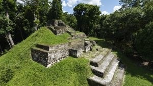 Guatemala, Petén. Site archéologique Maya de Yaxha. Plaza de las Sombras (groupe Maler). 18 septembre 2010 © Willy Blanchard