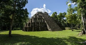 Guatemala, Petén. Site archéologique Maya de Yaxha. Plaza de las Sombras (groupe Maler). 18 septembre 2010 © Willy Blanchard