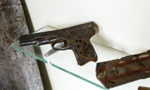 Lettonie, Kandava, Zante. Musée de la forteresse de Courlande. Revolver Tokarev soviétique. 26 septembre 2007