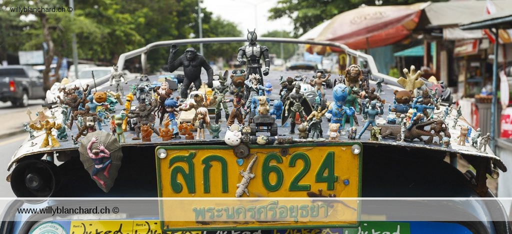 Thaïlande, Ayutthaya. Tuk-tuk décoré de figurine. 11 septembre 2011 © Willy Blanchard