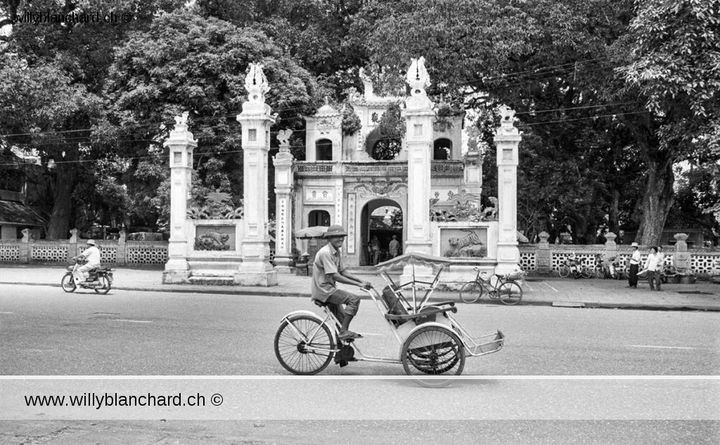 Vietnam, Hanoï. Pagode Quán Thánh. du XIe siècle, son nom signifie boutique des dieux. Août 1995. Ilford HP5 © Willy Blanchard