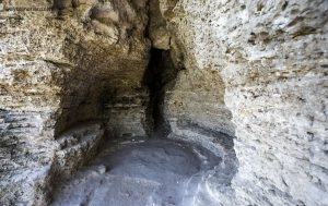 Moldavie, Tipova. Monastère de Tipova, grotte sur le chemin qui accède au monastère. 16 septembre 2016