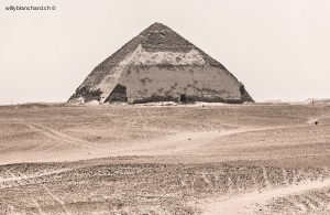 Égypte, Dahchour. Pyramide rhomboïdale. 7 septembre 2014 © Willy Blanchard