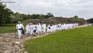 Mexique, Veracruz. Site archéologique précolombien d'El-Tajin. Une procession, de blanc vêtu. 20 septembre