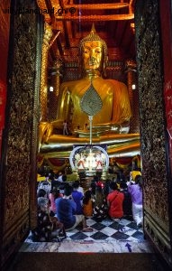 Thaïlande, Ayutthaya. Le temple Wat Phanan Choeng. Statue du Bouddha Luang Pho Tho, 19 mètres de hauteur, construit en 1334. 10 septembre 2011 © Willy Blanchard