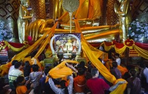 Thaïlande, Ayutthaya. Le temple Wat Phanan Choeng. Statue du Bouddha Luang Pho Tho, 19 mètres de hauteur, construit en 1334. 10 septembre 2011 © Willy Blanchard