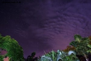 Panama, Chiriqui, Boquete. Ciel nuageux et étoilé de nuit. Nuit sous les étoiles. 17 septembre 2015