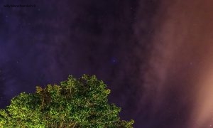 Panama, Chiriqui, Boquete. Ciel nuageux et étoilé de nuit. Nuit sous les étoiles. 17 septembre 2015