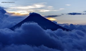 Guatemala, Escuintla. Montée sur le Pacaya. Vue sur le volcan Fuego. 7 septembre 2010 © Willy Blanchard