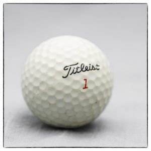 Souvenir de voyage. Balle de golf Titleist. Trouvée sur un terrain de golf. Écosse, 1993 © Willy Blanchard 2018