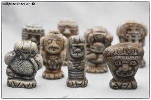 Souvenir de voyage. Petites statues représentant celles du site archéologique de San Agustin. Hauteur environ 10 cm. Colombie, 1992 © Willy Blanchard 2018