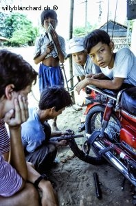 Vietnam, Danang. Crevaison d'un pneu du motocycle. Août 1995 © Willy Blanchard