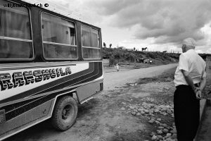 Colombie, Cauca-Huila, Route pour San Agustin en chiva. Une autre halte. Septembre 1992 © Willy Blanchard