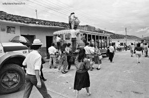 Colombie, Huila, San Agustin. Chiva dans la rue de la ville. Septembre 1992 © Willy Blanchard