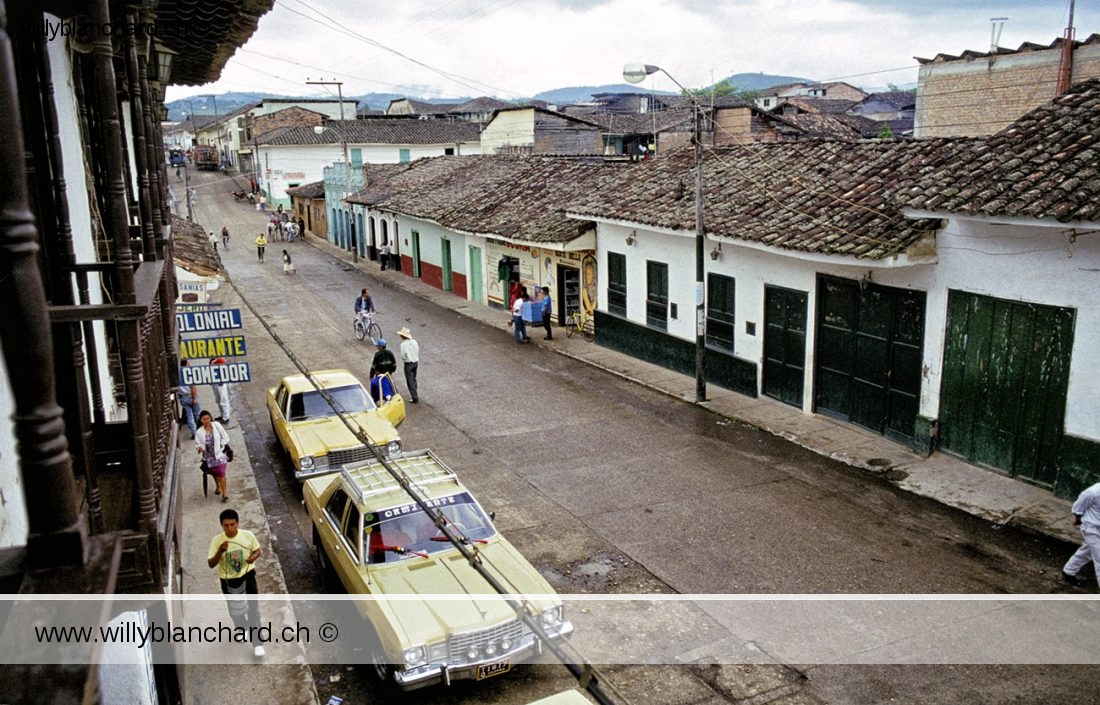 Colombie, Huila, San Agustin. Rue de la ville. Calle 3 vue depuis l'hôtel. Septembre 1992 © Willy Blanchard