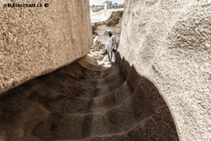 Égypte, Assouan. Un autre bloc de granite rose inachevé. 15 septembre 2015 © Willy Blanchard