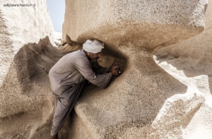 Égypte, Assouan. Un autre bloc de granite rose inachevé. Simulation de la taille de pierre. 15 septembre 2015 © Willy Blanchard