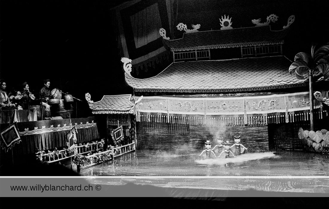 Vietnam, Hanoï. Le théâtre de marionnettes sur l'eau Thang Long. L'orchestre est visible à gauche. Août 1995 © Willy Blanchard