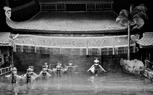 Vietnam, Hanoï. Le théâtre de marionnettes sur l'eau Thang Long. Août 1995 © Willy Blanchard