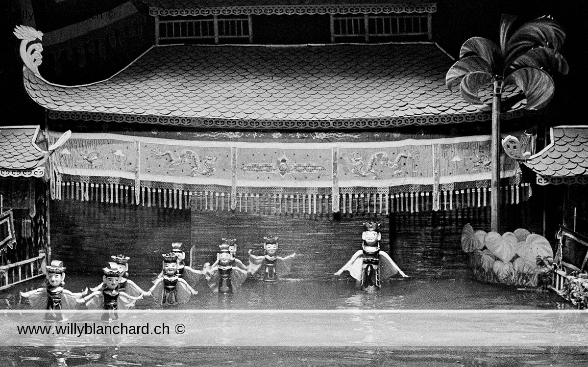 Vietnam, Hanoï. Le théâtre de marionnettes sur l'eau Thang Long. Août 1995 © Willy Blanchard