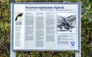 Norvège, Nordland, Sørfold. Le musée Husmannsplassen Kjelvik. Panneau d'information. 28 septembre 2006 © Willy Blanchard