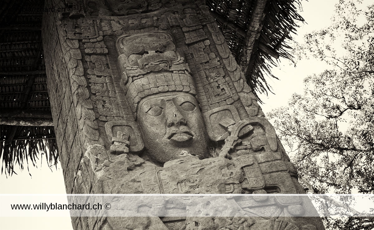 Guatemala, Izabal. Site archéologique de Quiriguá. Site Maya. Stèle E, face nord, représentation du roi K'ak' Tiliw Chan Yopaat. 9 septembre 2010 © Willy Blanchard