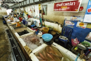 Thaïlande, marché municipal de Kamphaeng Phet. Poissonnerie. 22 septembre 2011 © Willy Blanchard