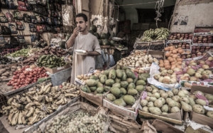 Égypte, le souk de Louxor. Souk égyptien. Marchand de fruits et légumes. 11 septembre 2014 © Willy Blanchard