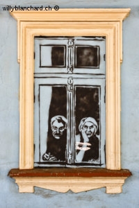 Moldavie, Chisinau, centre-ville. Street art, graffiti sur une fenêtre condamnée. Un couple âgé vous regarde. 12 septembre 2016 © Willy Blanchard