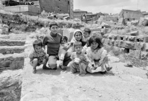 Turquie, Ankara. Les enfants du quartier inconnu. Dans les ruines environnantes. Juillet 1988 © Willy Blanchard