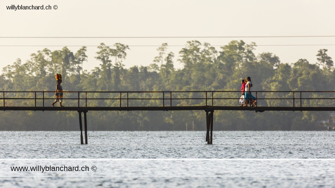 Sri Lanka, Balapitiya, Madu River. Pont et piétons. 6 septembre 2018 © Willy Blanchard
