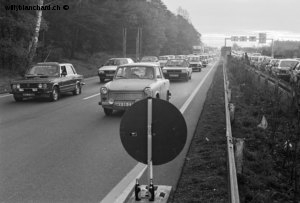 Allemagne, sur l'autoroute menant à Berlin Ouest. 11 novembre 1989 © Willy Blanchard