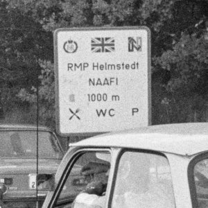 Allemagne, sur l'autoroute menant à Berlin Ouest. "RMP Helmstedt" = Royal Military Police, basé à Helmstedt. "NAAFI" signifie Navy, Army and Air Force Institutes. 11 novembre 1989 © Willy Blanchard