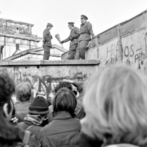 Allemagne. Berlin-Ouest. Porte de Brandebourg. Volkspolizei (la police du peuple), VoPo. 12 novembre 1989 © Willy Blanchard