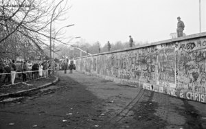 Allemagne, chute du mur de Berlin du 9 novembre 1989. Berlin-Ouest. Porte de Brandebourg. Volkspolizei (la police du peuple), VoPo. 12 novembre 1989 © Willy Blanchard