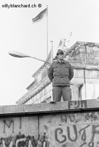 Allemagne, chute du mur de Berlin du 9 novembre 1989. Berlin-Ouest. Porte de Brandebourg. Volkspolizei (la police du peuple de RDA), VoPo. 12 novembre 1989 © Willy Blanchard
