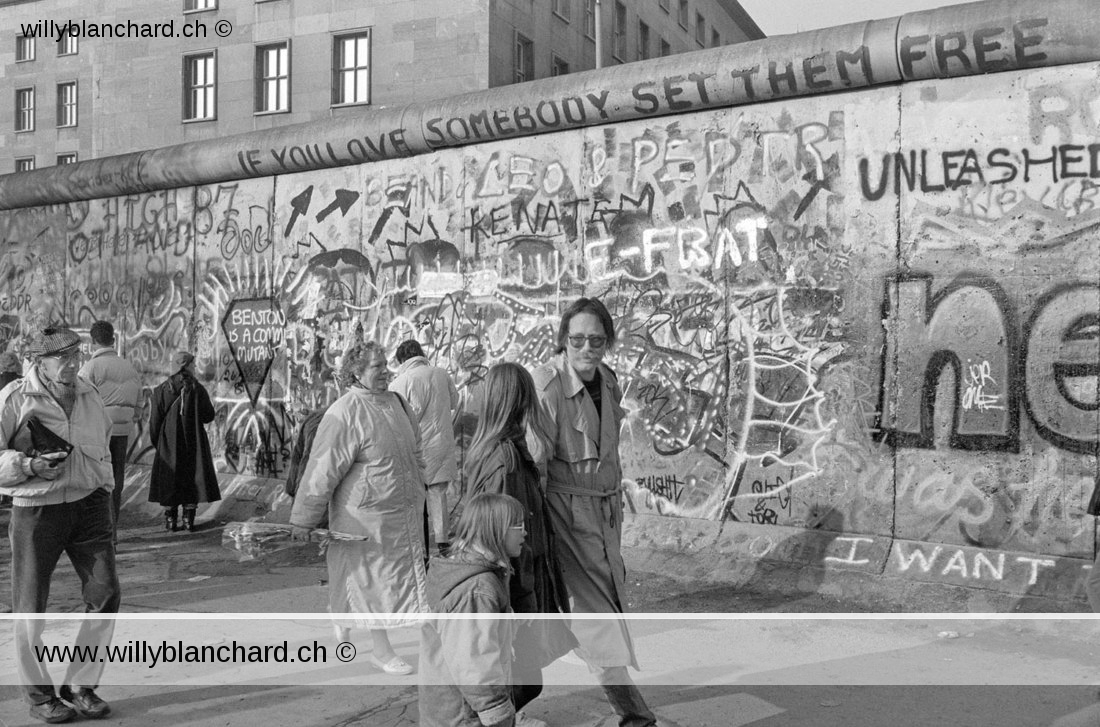 Allemagne, chute du mur de Berlin du 9 novembre 1989. Berlin-Ouest, Wilhelmstraße. 12 novembre 1989 © Willy Blanchard