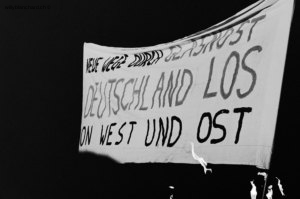 Allemagne, chute du mur de Berlin. Berlin Ouest, porte de Brandebourg. "Neue wege durch glasnost Deutschland los von West und Ost". 11 novembre 1989 © Willy Blanchard