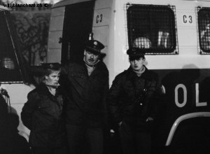 Allemagne, chute du mur de Berlin. Berlin Ouest, porte de Brandebourg. Police de l'Ouest. 11 novembre 1989 © Willy Blanchard