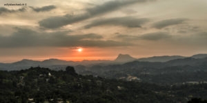 Sri Lanka, Kandy. Coucher de soleil depuis la terrasse de l'hôtel Pure Nature. 11 septembre 2018 © Willy BLANCHARD