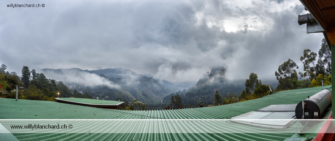 Sri Lanka, Ella. Vue depuis l'hôtel Ella Gap Panorama . À gauche le Little Adams's Peak, et à droite le Ella Rock. 10 septembre 2018 © Willy BLANCHARD