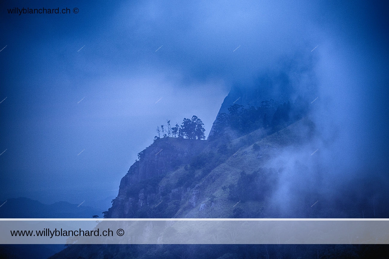 Sri Lanka, Ella. Vue sur Ella Rock depuis l'hôtel Ella Gap Panorama. 10 septembre 2018 © Willy BLANCHARD