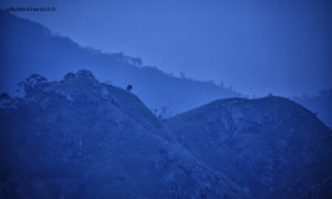 Sri Lanka, Ella. Vue depuis l'hôtel Ella Gap Panorama. À l'heure bleue, entre chien et loup. 10 septembre 2018 © Willy BLANCHARD